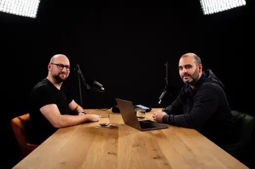 KÖZÖD podcast live: Gyenge Veroni slammer és Lošonská Dékány Niki színművész, a "Na Slovensku po slovensky" podcast alkotói